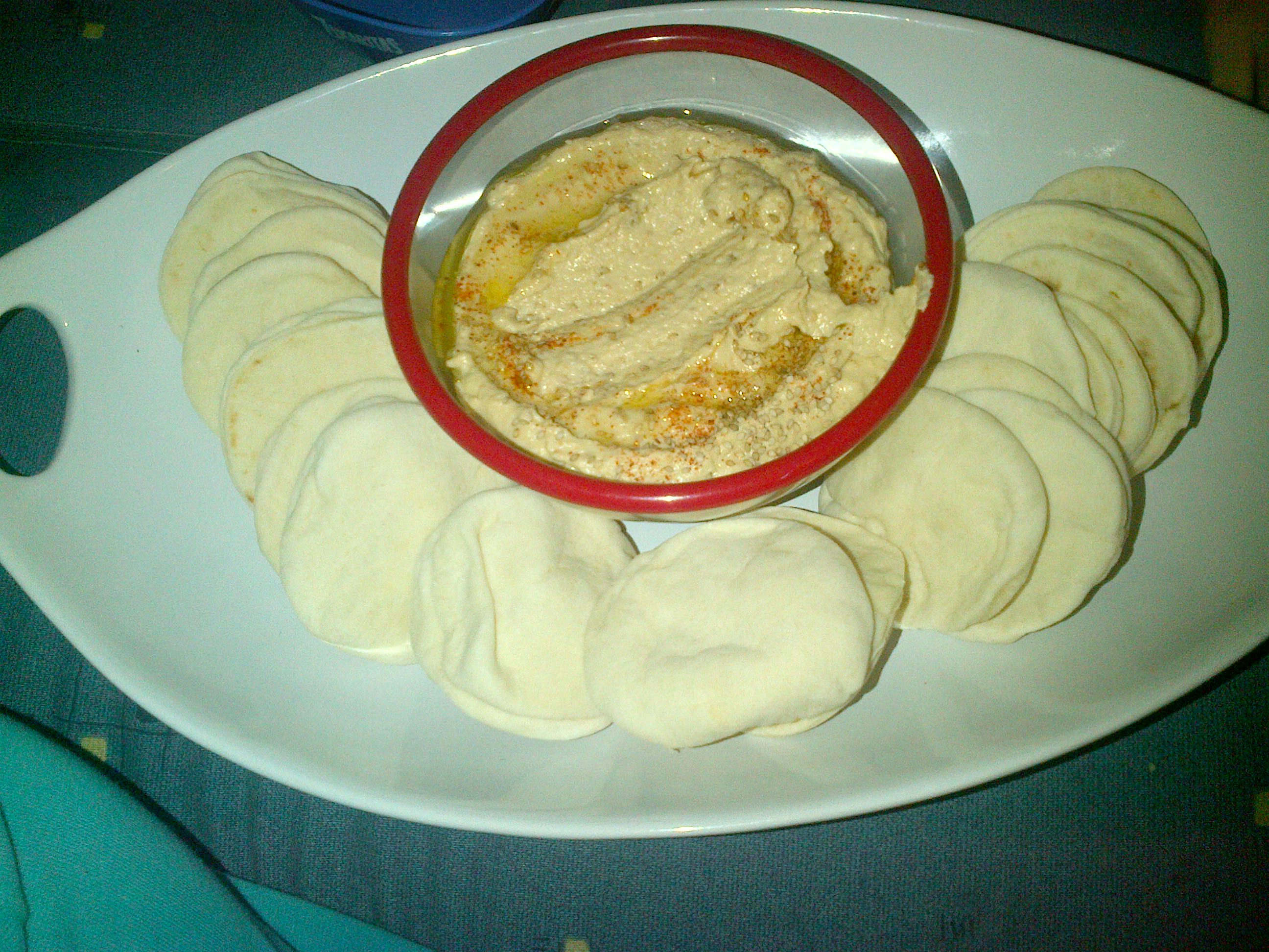 Hummus y Salsa con quesos